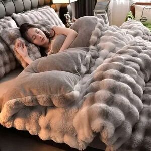 Luxurious Gray Faux Fur Bedding Set